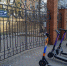 Возле входа в парк в Улан-Удэ припарковали запрещённые там самокаты - ИА Байкал-Daily