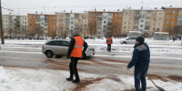 Сотрудники Администрации Октябрьского района проверяют посыпку дорог - Газета Номер один