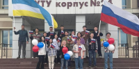 Студенты, сотрудники и выпускники ВСГУТУ отметили День государственного флага России - ВСГУТУ