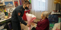 В Бурятии росгвардейцы поздравили труженицу тыла с 95-летием - Росгвардия