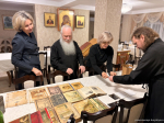Подготовка к открытию в Музее истории города Улан-Удэ выставки «Открытка из детства. Творчество Елизаветы Бём»