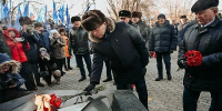 Алексей Цыденов возложил цветы к мемориалу Победы в честь празднования Дня защитника Отечества - ГТРК Бурятия