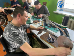 Ветераны СВО с инвалидностью осваивают мастерство работы с кожей