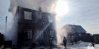 Сотрудники МЧС России ликвидировали возгорание двухэтажного жилого дома в Улан‑Удэ - ГТРК Бурятия