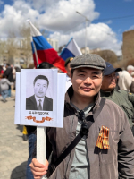 Француз прошел с портретами предков-фронтовиков в «Бессмертном полку» в Улан-Баторе