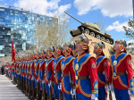 Француз прошел с портретами предков-фронтовиков в «Бессмертном полку» в Улан-Баторе