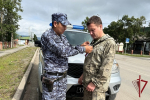 В Бурятии росгвардейцы развернули триколор ко Дню Государственного флага России