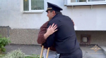 В Иркутске полицейский удержал девушку, случайно выпавшую из окна